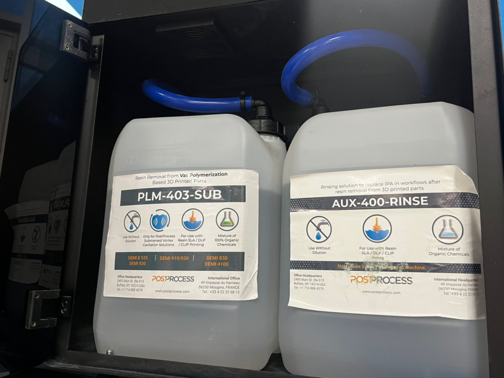 PLM-403-SUB en AUX-400-RINSE in PostProcess Demi X 200 machine. All in one cleaning and curing machine
